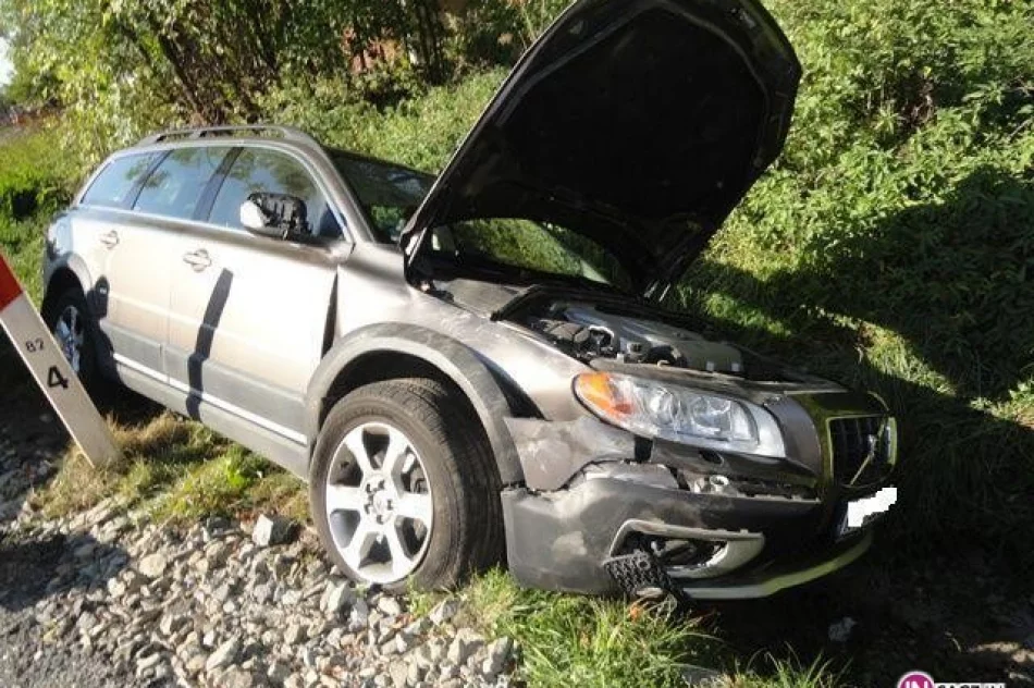 Zderzenie Toyoty i Volvo - jedna osoba w szpitalu - zdjęcie 2