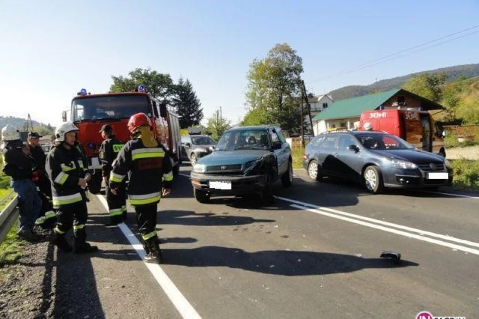 Zderzenie Toyoty i Volvo - jedna osoba w szpitalu - zdjęcie 4