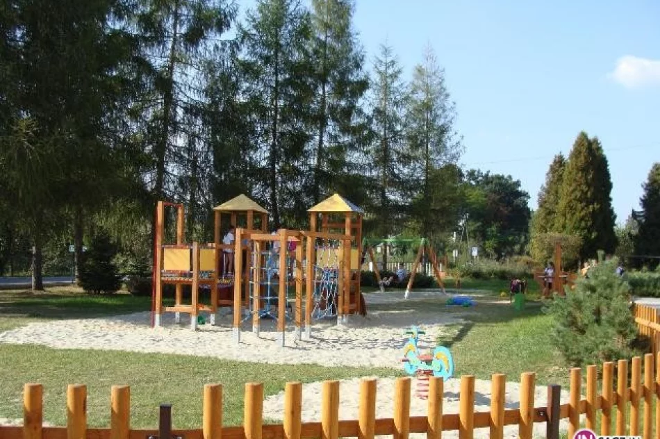 „Radosna Szkoła” buduje place zabaw - zdjęcie 3