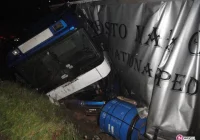 TIR wpadł do rowu i 'zgubił' ładunek - zdjęcie główne