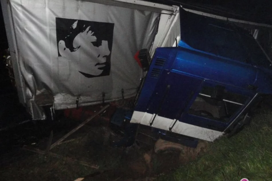 TIR wpadł do rowu i 'zgubił' ładunek - zdjęcie 2