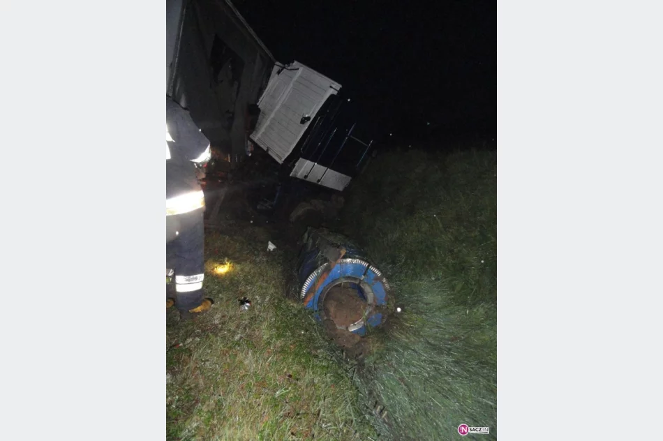 TIR wpadł do rowu i 'zgubił' ładunek - zdjęcie 3