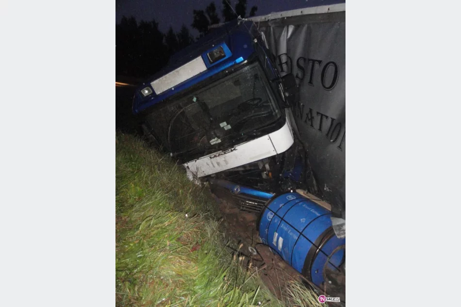 TIR wpadł do rowu i 'zgubił' ładunek - zdjęcie 4