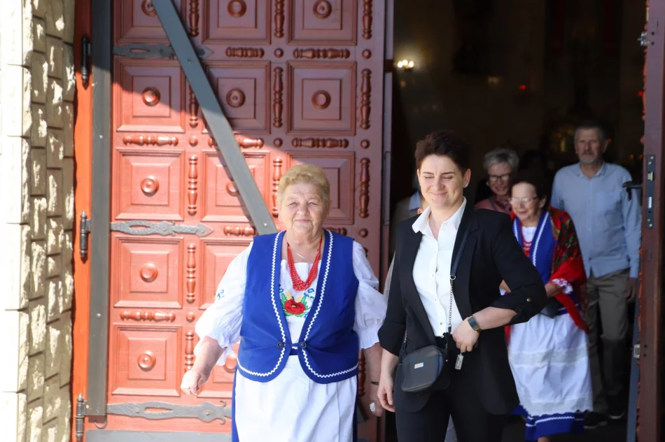Uroczystość nadania sztandaru szkole w Kłodnem oraz święto Patronki szkoły - zdjęcie 2