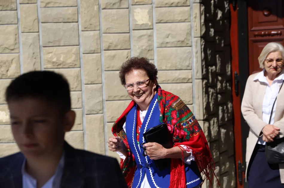Uroczystość nadania sztandaru szkole w Kłodnem oraz święto Patronki szkoły - zdjęcie 4