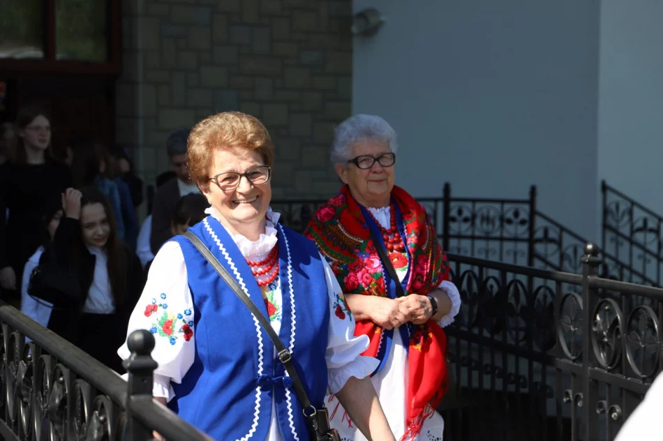 Uroczystość nadania sztandaru szkole w Kłodnem oraz święto Patronki szkoły - zdjęcie 9