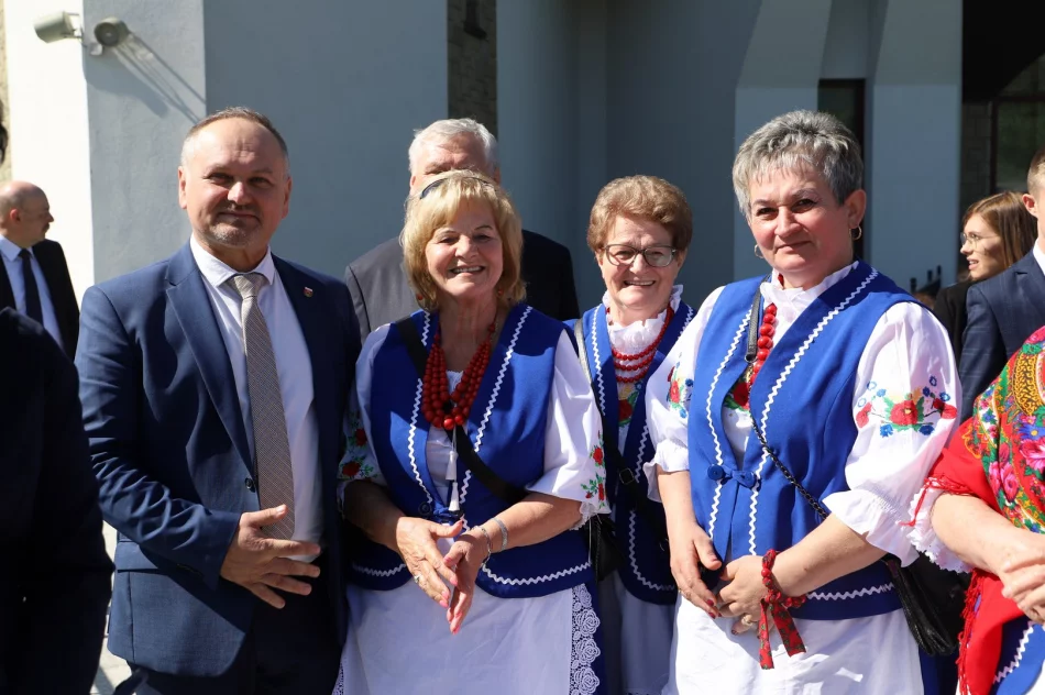Uroczystość nadania sztandaru szkole w Kłodnem oraz święto Patronki szkoły - zdjęcie 10