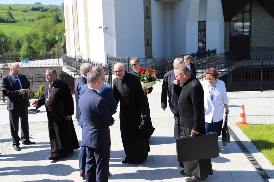 Uroczystość nadania sztandaru szkole w Kłodnem oraz święto Patronki szkoły - zdjęcie 11