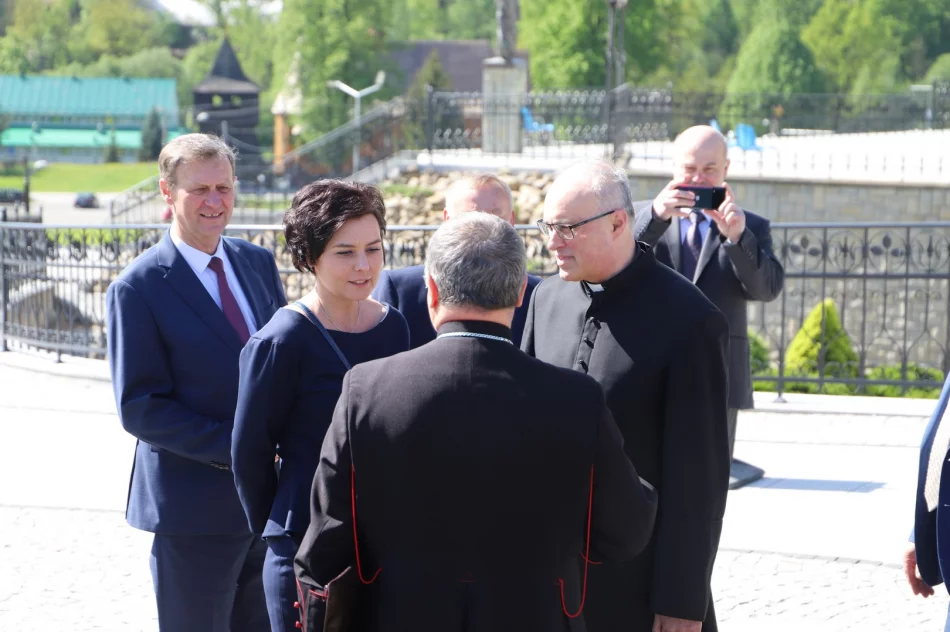Uroczystość nadania sztandaru szkole w Kłodnem oraz święto Patronki szkoły - zdjęcie 12
