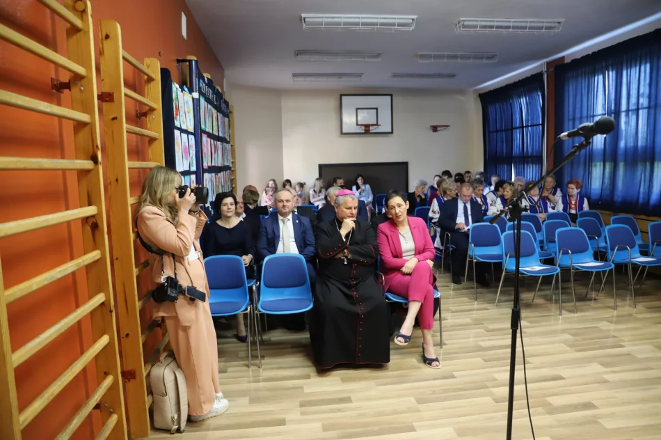 Uroczystość nadania sztandaru szkole w Kłodnem oraz święto Patronki szkoły - zdjęcie 13