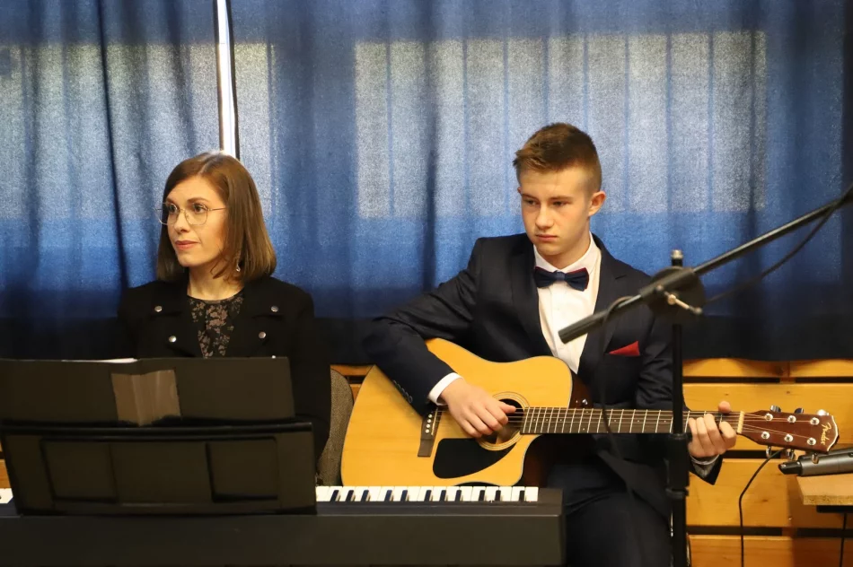 Uroczystość nadania sztandaru szkole w Kłodnem oraz święto Patronki szkoły - zdjęcie 14
