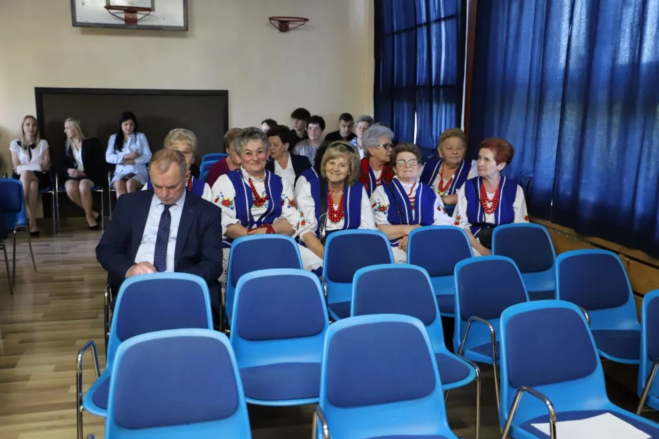Uroczystość nadania sztandaru szkole w Kłodnem oraz święto Patronki szkoły - zdjęcie 15