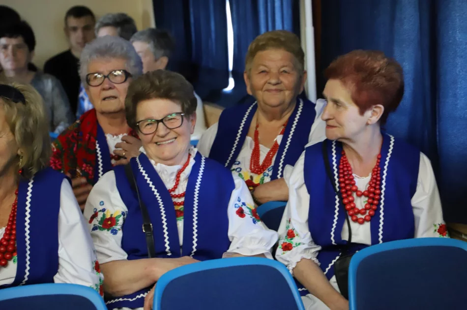 Uroczystość nadania sztandaru szkole w Kłodnem oraz święto Patronki szkoły - zdjęcie 16