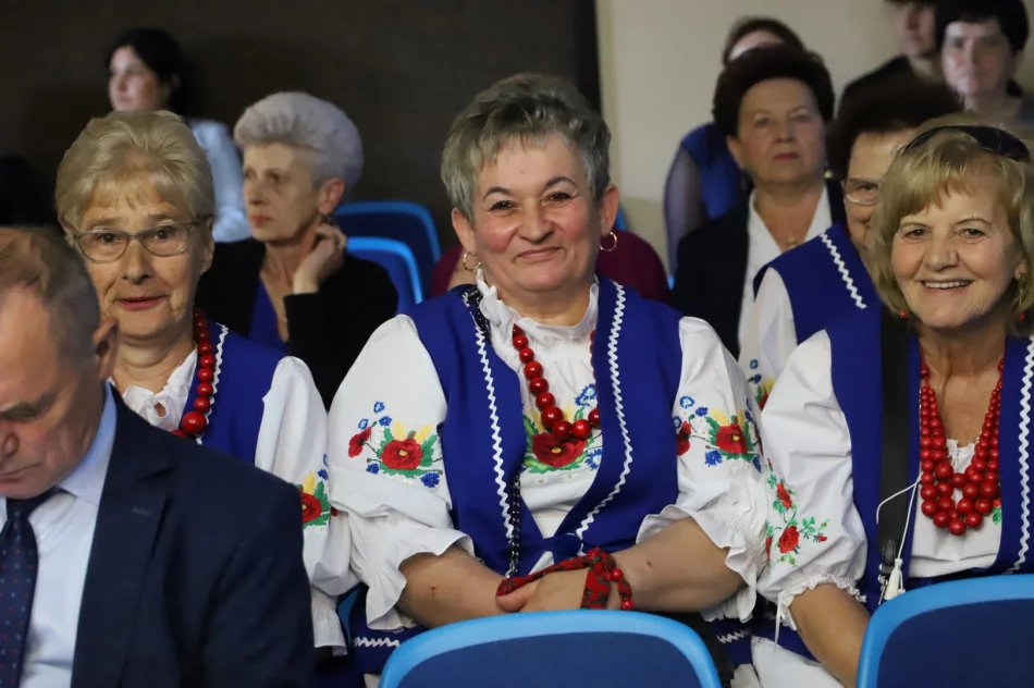 Uroczystość nadania sztandaru szkole w Kłodnem oraz święto Patronki szkoły - zdjęcie 17