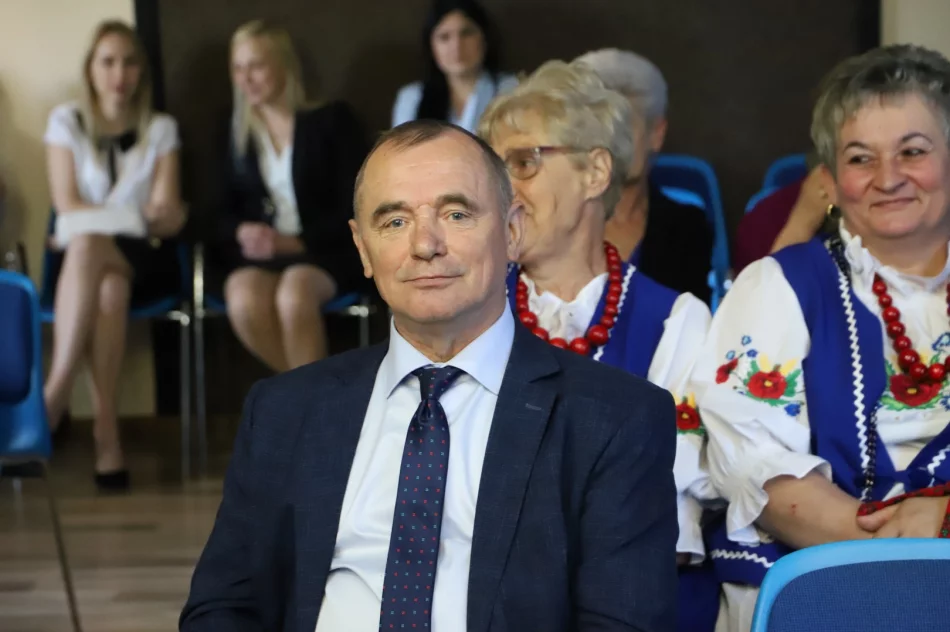 Uroczystość nadania sztandaru szkole w Kłodnem oraz święto Patronki szkoły - zdjęcie 18
