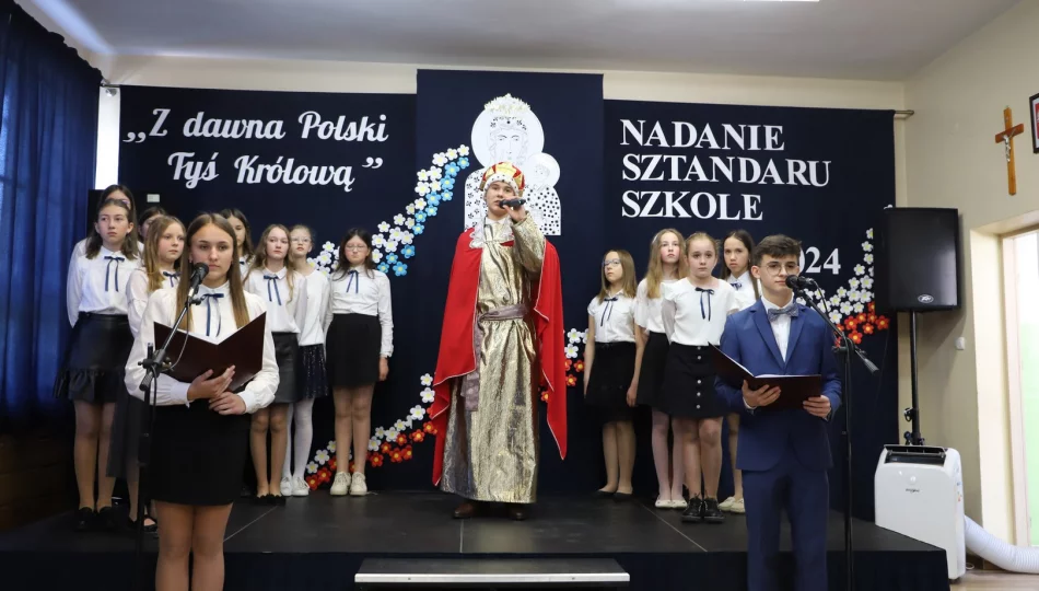 Uroczystość nadania sztandaru i święto patronki szkoły - zdjęcie 1