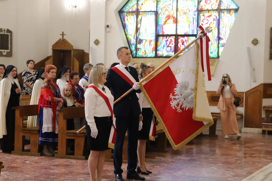 Uroczystość nadania sztandaru i święto patronki szkoły - zdjęcie 20
