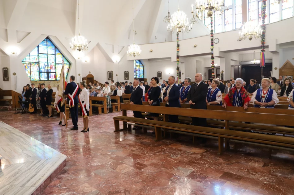 Uroczystość nadania sztandaru i święto patronki szkoły - zdjęcie 17
