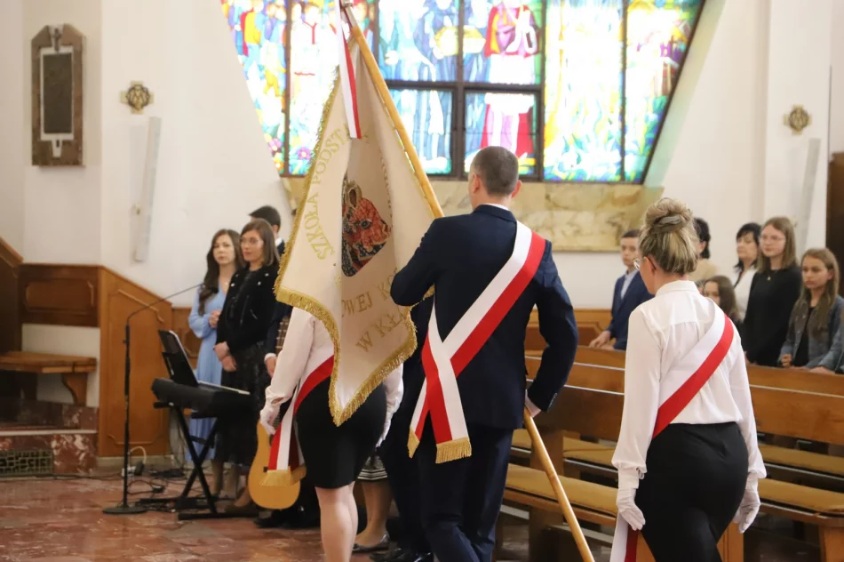 Uroczystość nadania sztandaru i święto patronki szkoły - zdjęcie 16
