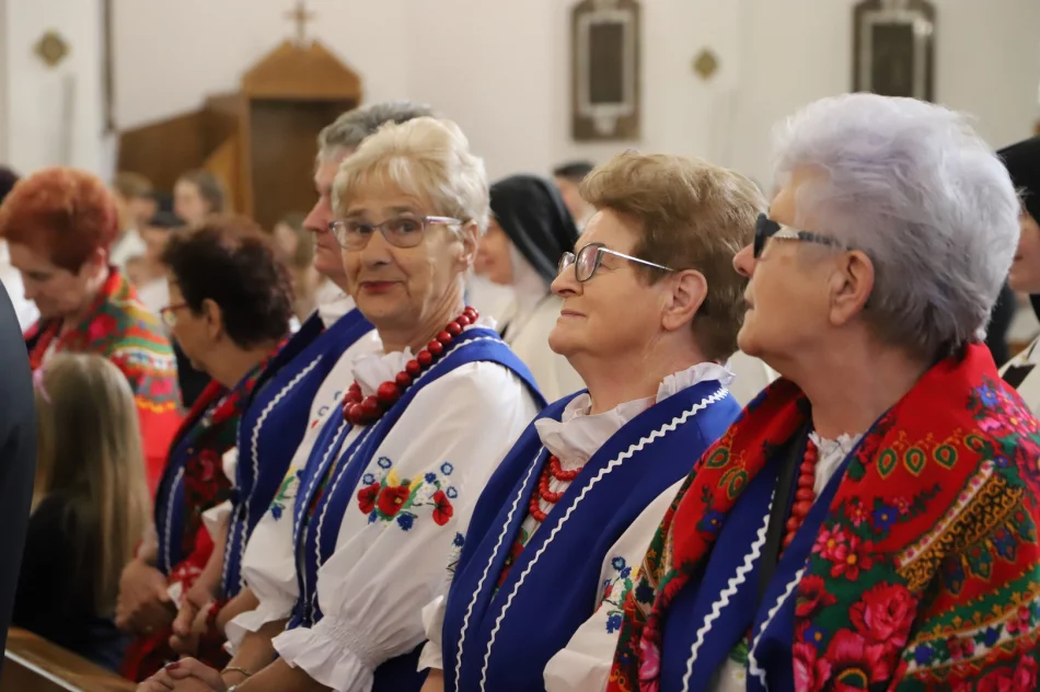 Uroczystość nadania sztandaru i święto patronki szkoły - zdjęcie 12