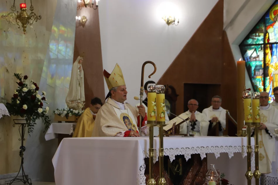 Uroczystość nadania sztandaru i święto patronki szkoły - zdjęcie 11