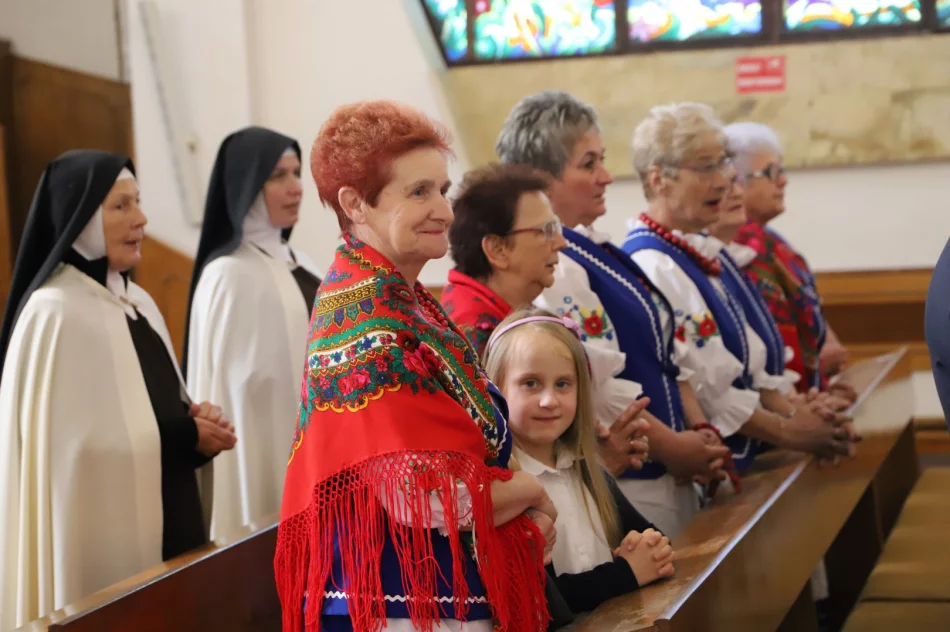 Uroczystość nadania sztandaru i święto patronki szkoły - zdjęcie 6