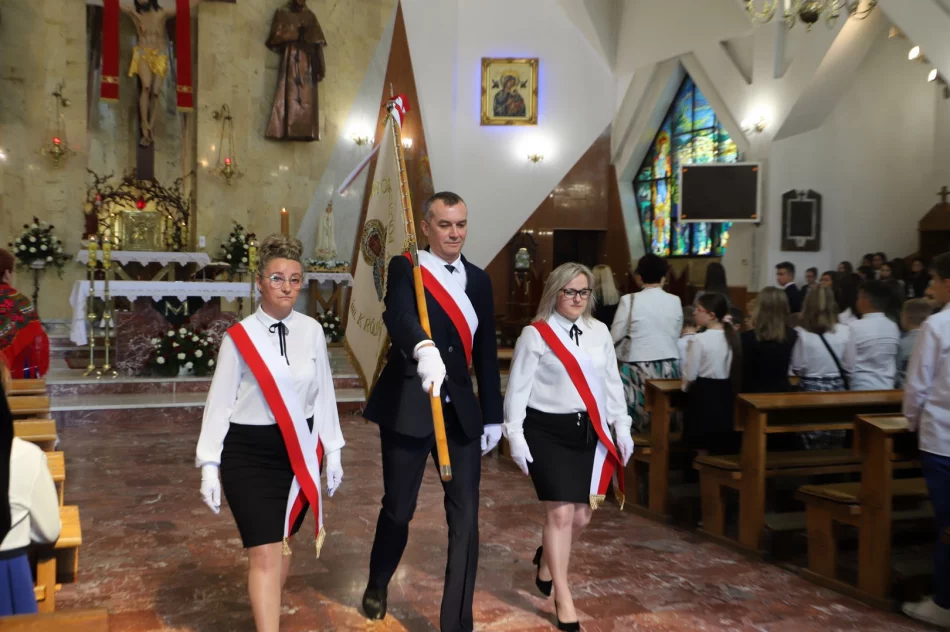 Uroczystość nadania sztandaru i święto patronki szkoły - zdjęcie 2