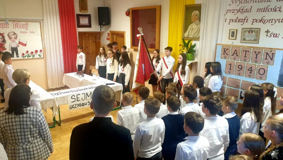 Warsztaty patriotyczne „Kocham Polskę!” w dwóch szkołach - zdjęcie 1