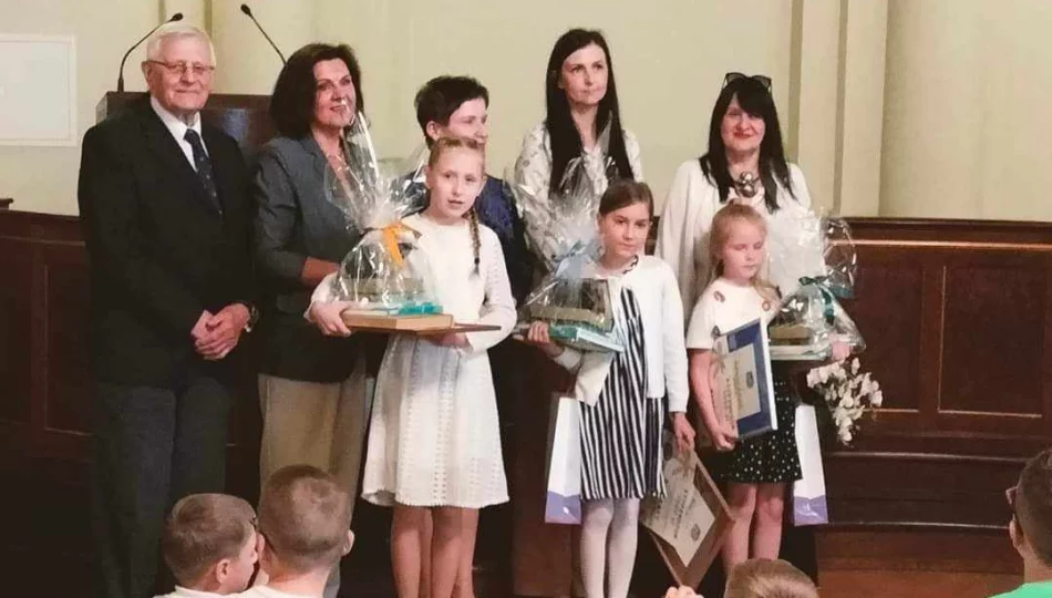 Oliwia Szewczyk zdobywczynią tytułu Bakałarza w Ogólnopolskim Konkursie Kaligraficznym BAKAŁARZ - zdjęcie 1