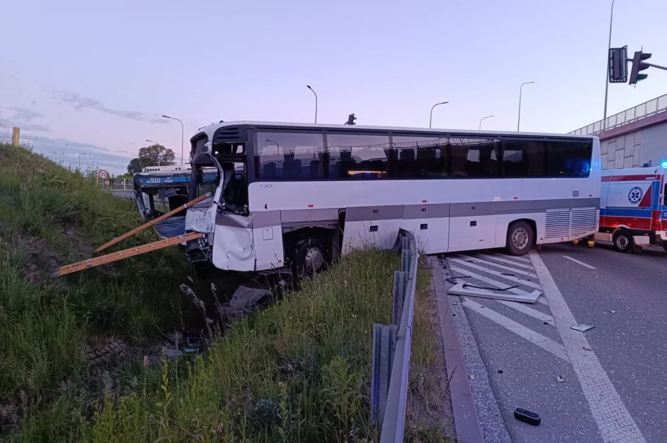 Kierowca autobusu zginął w zderzeniu z innym autobusem - zdjęcie 2