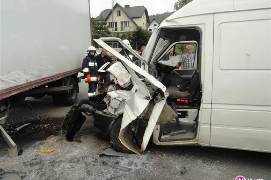 Kierowca Volkswagena uwięziony w pojeździe - zdjęcie 2