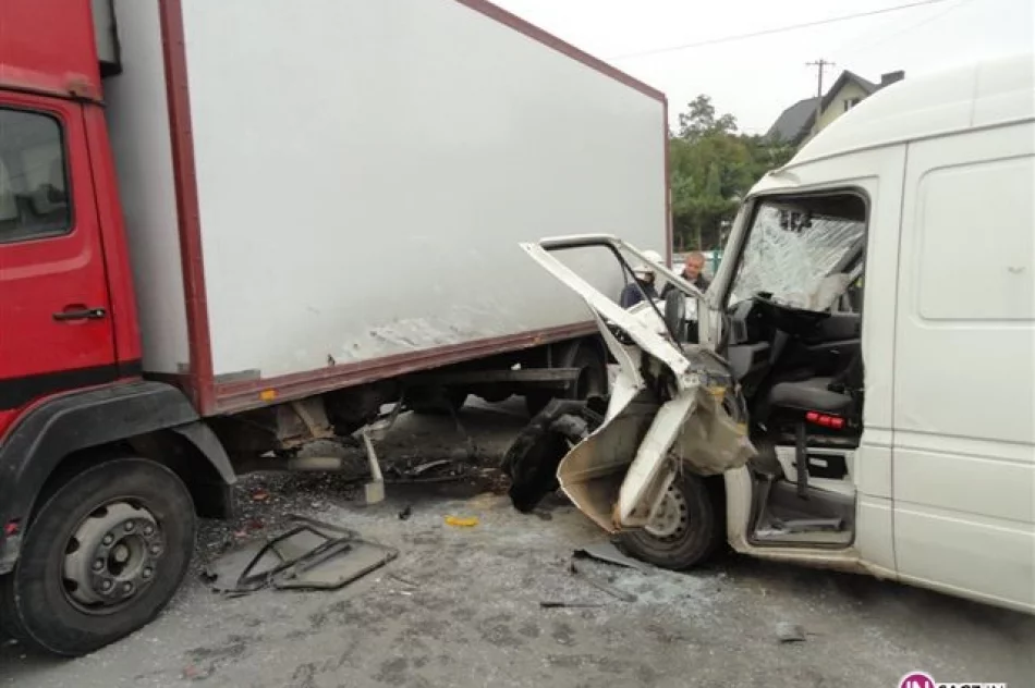 Kierowca Volkswagena uwięziony w pojeździe - zdjęcie 4