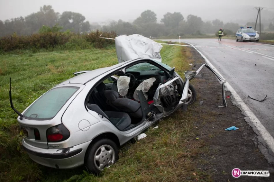 Czołowe zderzenie samochodów - zdjęcie 2