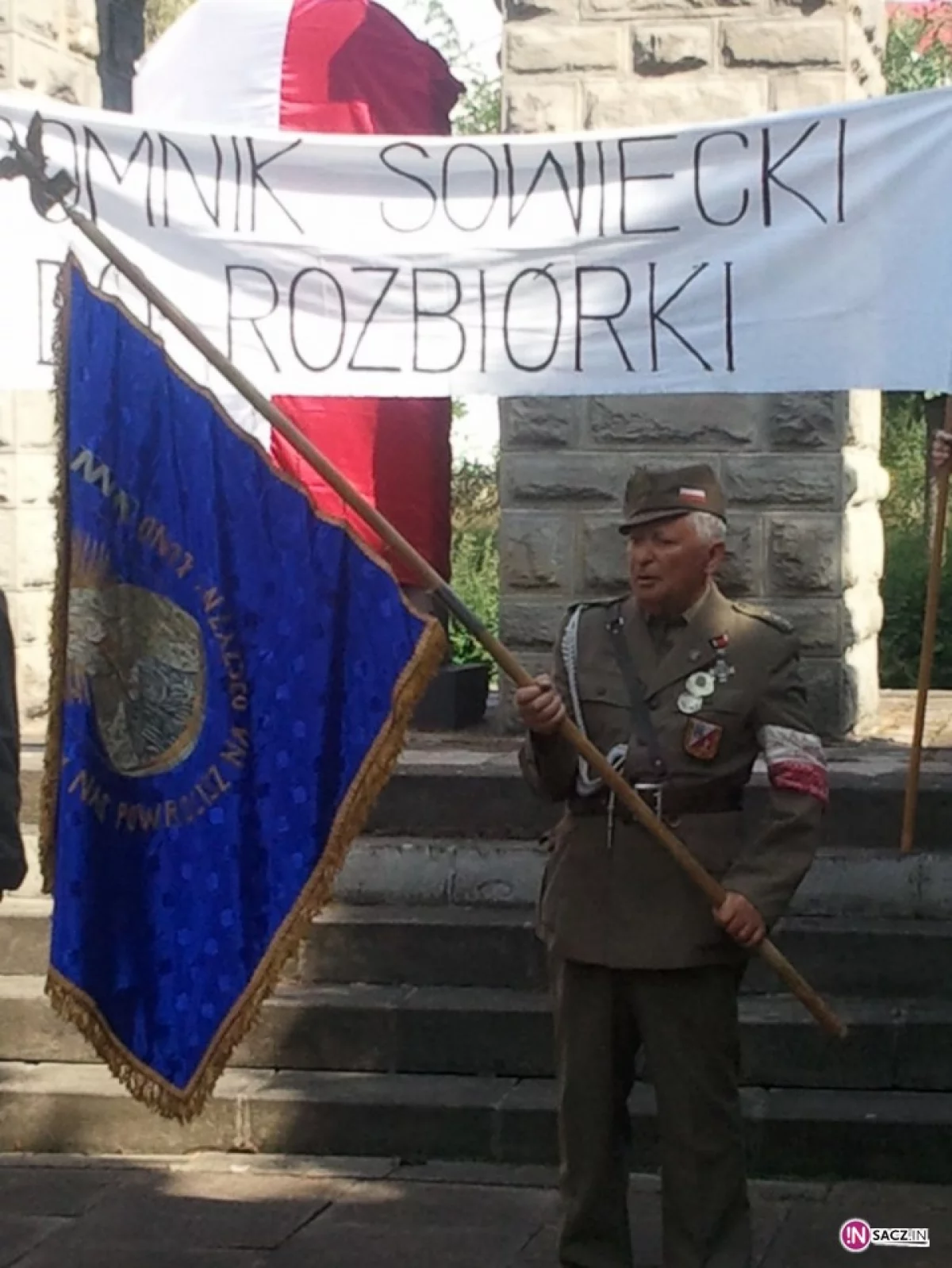 Manifestacja pod pomnikiem Armii Czerwonej