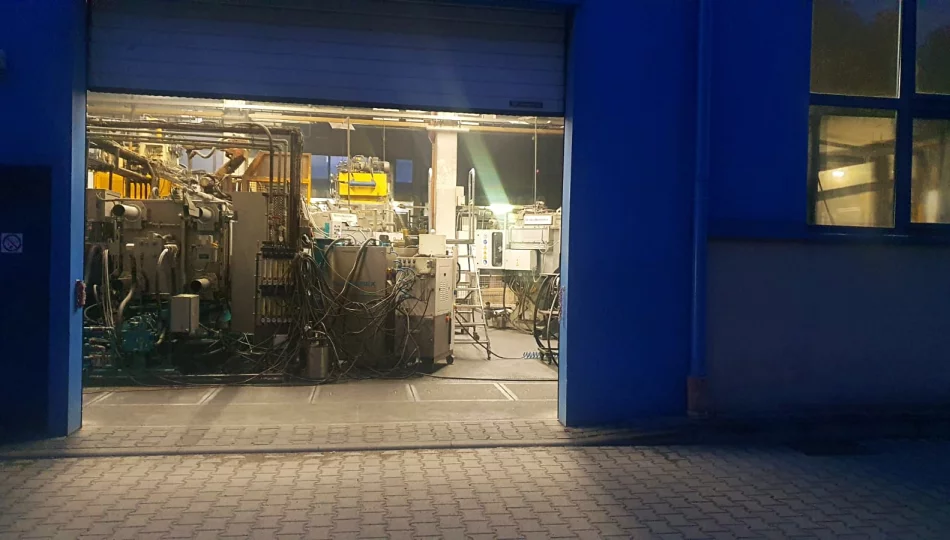 Wyciek aluminium przyczyną pożaru. Jeden z pracowników ranny - zdjęcie 1