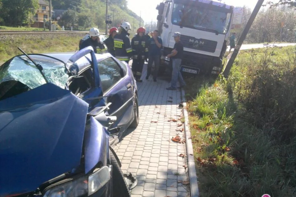 Ciężarówka zderzyła się z Oplem Vectrą - zdjęcie 3