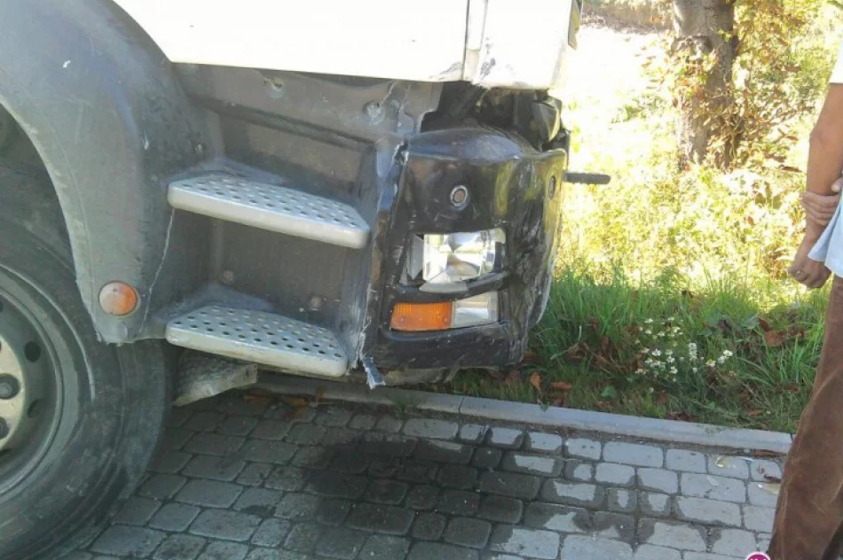 Ciężarówka zderzyła się z Oplem Vectrą - zdjęcie 4