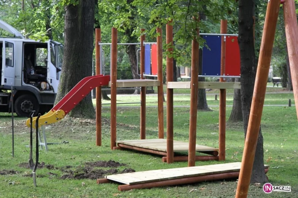 Montują plac zabaw na Plantach - zdjęcie 2