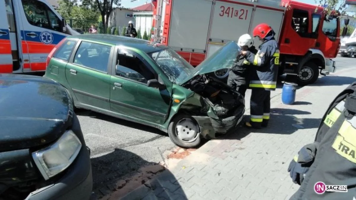 Fiat zderzył się z land roverem - trzy osoby w szpitalu