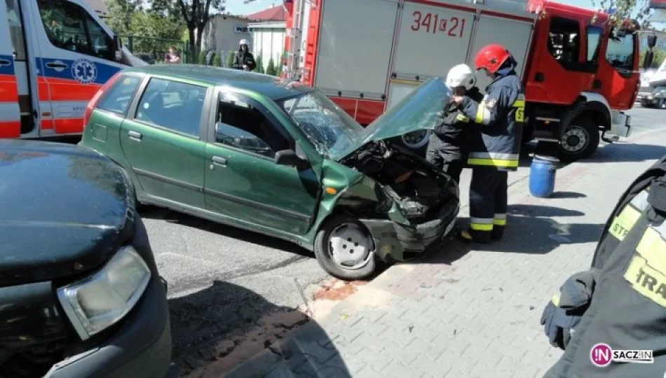 Fiat zderzył się z land roverem - trzy osoby w szpitalu - zdjęcie 1