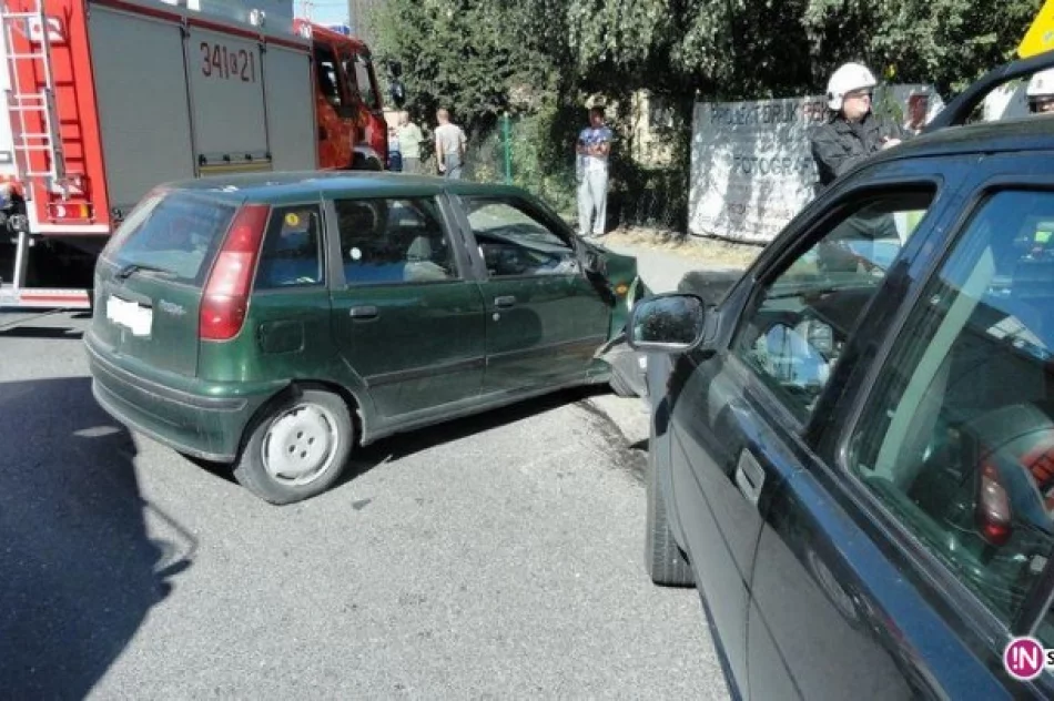 Fiat zderzył się z land roverem - trzy osoby w szpitalu - zdjęcie 2