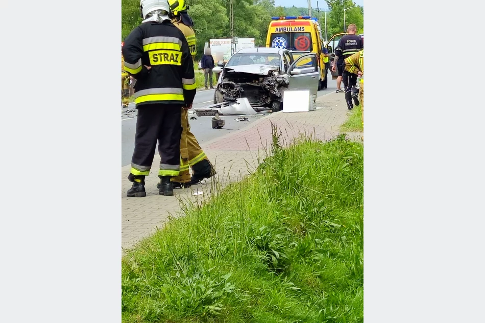 Trzy osoby w szpitalu po zderzeniu aut - zdjęcie 8