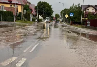 Krótkie opady deszczu zalały ulicę - zdjęcie główne