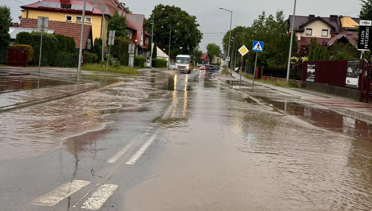 Krótkie opady deszczu zalały ulicę