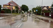 Krótkie opady deszczu zalały ulicę - zdjęcie 2