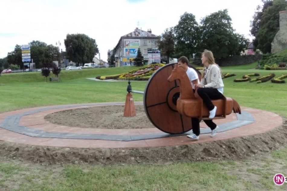 'Składkowa' karuzela pod ruinami zamku - zdjęcie 2