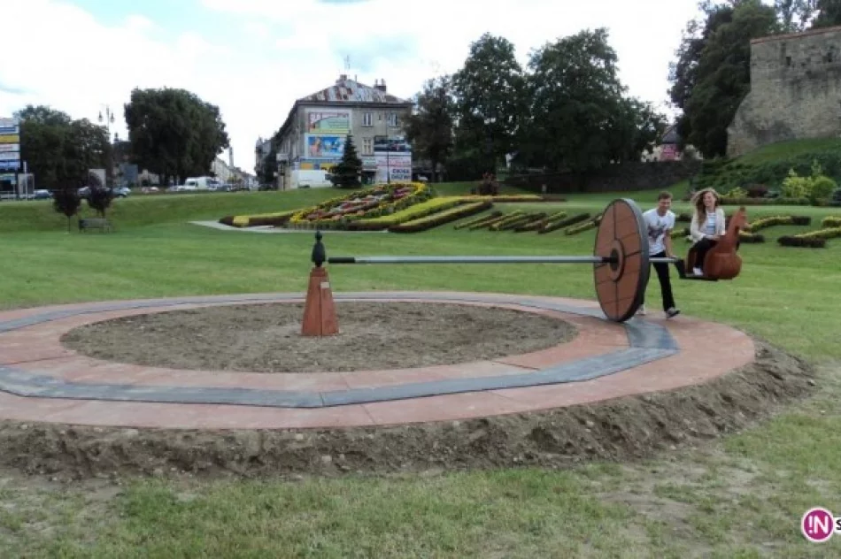 'Składkowa' karuzela pod ruinami zamku - zdjęcie 3