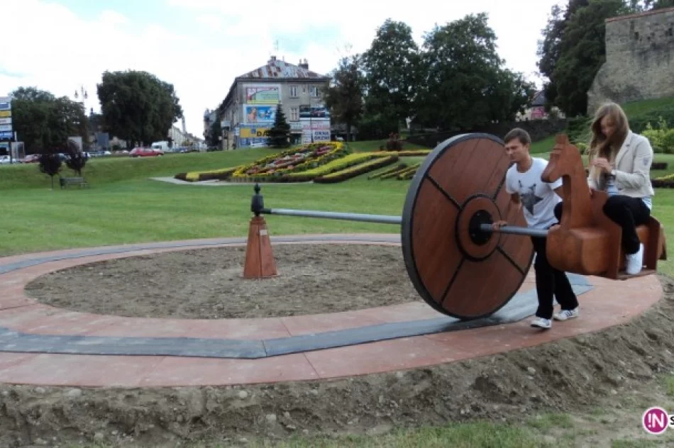 'Składkowa' karuzela pod ruinami zamku - zdjęcie 4