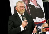 Grzegorz Braun w Limanowej: podpisywał gaśnice i mówił o "eurokołchozie" (ZDJĘCIA I WIDEO) - zdjęcie główne