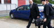 Grzegorz Braun w Limanowej: podpisywał gaśnice i mówił o "eurokołchozie" (ZDJĘCIA I WIDEO) - zdjęcie 2